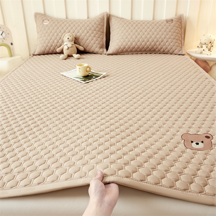 91家纺网 家纺一手货源 找家纺 布卢姆床垫 2025新款A类水洗棉刺绣抗菌床护垫 小熊仔-卡其