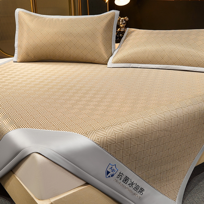 91家纺网 家纺一手货源 找家纺 999家纺 2025新款轻柔丝抗菌冰丝藤凉席（复合三明治款）宽包刺绣冰丝软席藤席 抗菌三明治冰丝藤席冰岛-时尚咖