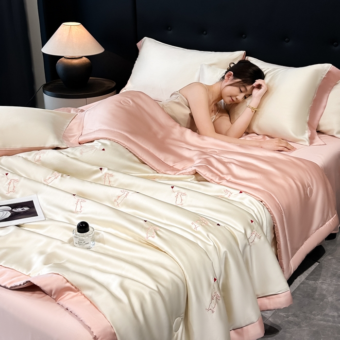 91家纺网 家纺一手货源 找家纺 满羽家纺 2025新款凉感冰丝夏被夏凉被空调被四件套 兔子追爱-奶白粉