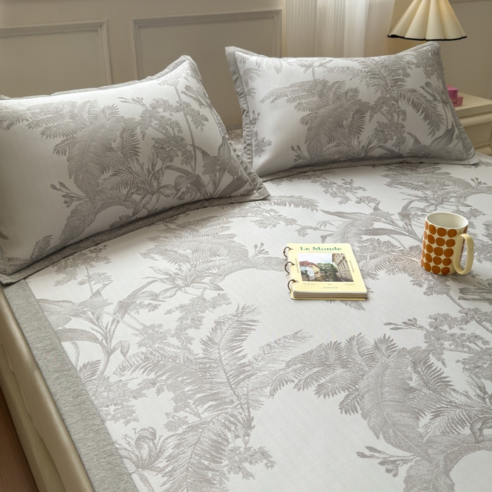 91家纺网 家纺一手货源 找家纺 花漾家居 2025新款A类色织提花PE凉感丝凉席三件套床单床笠款 床单款-芭蕉灰