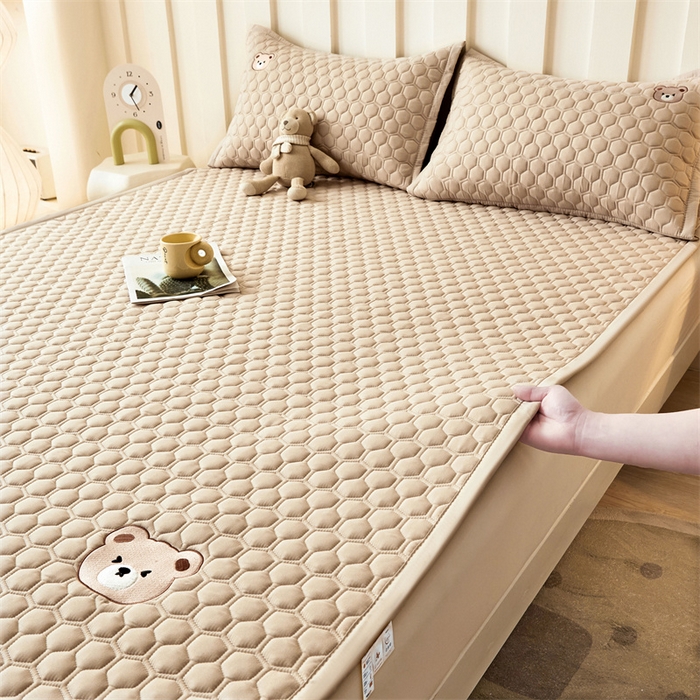 91家纺网 家纺一手货源 找家纺 布卢姆床垫 2025新款A类水洗棉刺绣抗菌床护垫 小熊仔-咖啡