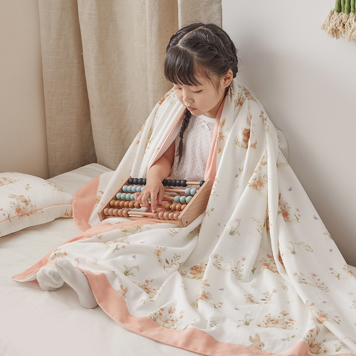 91家纺网 家纺一手货源 找家纺 荷马之梦 2025新款天竹系列—A类原创印花天竹纤维四层纱儿童盖毯 春日郊游