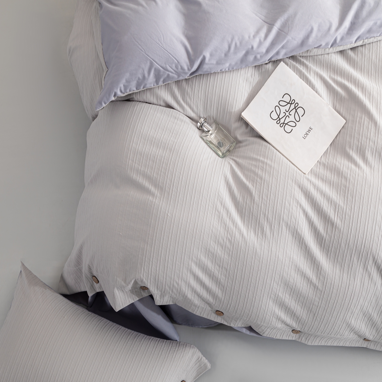 91家纺网 家纺一手货源 找家纺 恋之语 2025新款亲肤舒适提花纽扣款四件套 赛琳娜-雾蓝