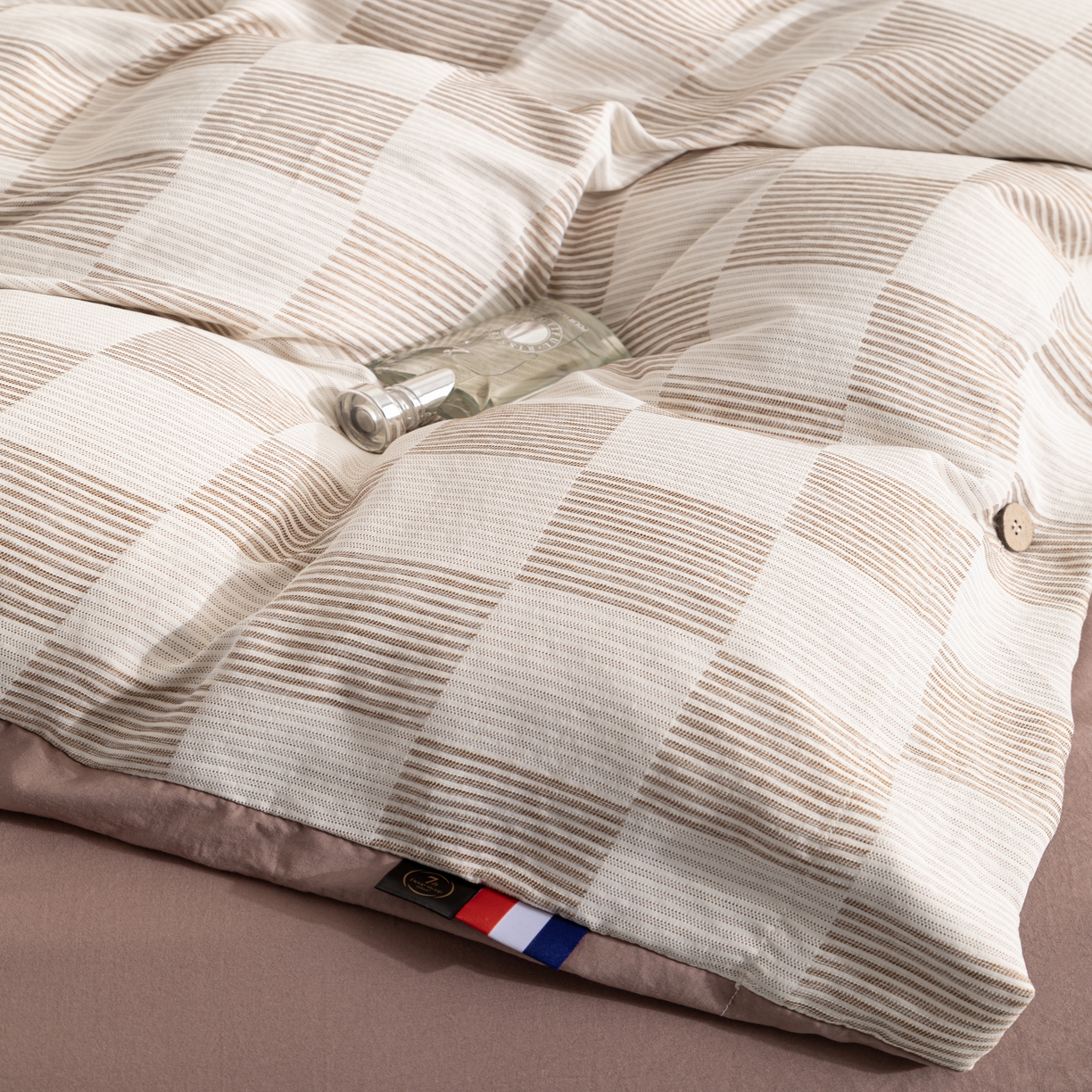 91家纺网 家纺一手货源 找家纺 恋之语 2025新款亲肤舒适提花纽扣款四件套 格律时尚-卡其