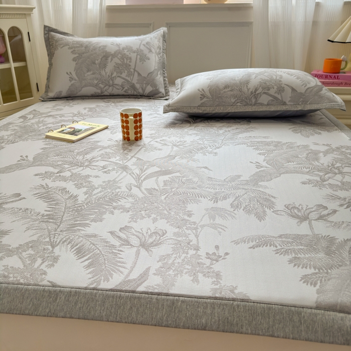 91家纺网 家纺一手货源 找家纺 花漾家居 2025新款A类色织提花PE凉感丝凉席三件套床单床笠款 床单款-芭蕉灰