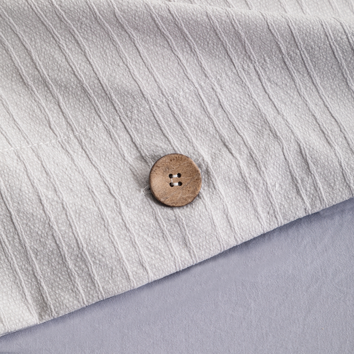 91家纺网 家纺一手货源 找家纺 恋之语 2025新款亲肤舒适提花纽扣款四件套 赛琳娜-雾蓝