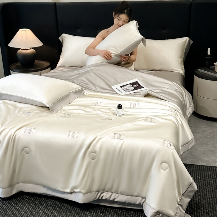 91家纺网 家纺一手货源 找家纺 满羽家纺 2025新款凉感冰丝夏被夏凉被空调被四件套 DC-奶白灰