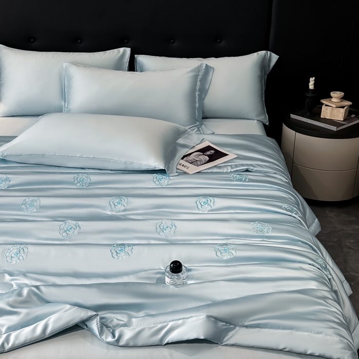 91家纺网 家纺一手货源 找家纺 满羽家纺 2025新款凉感冰丝夏被夏凉被空调被四件套 山茶花-清爽兰