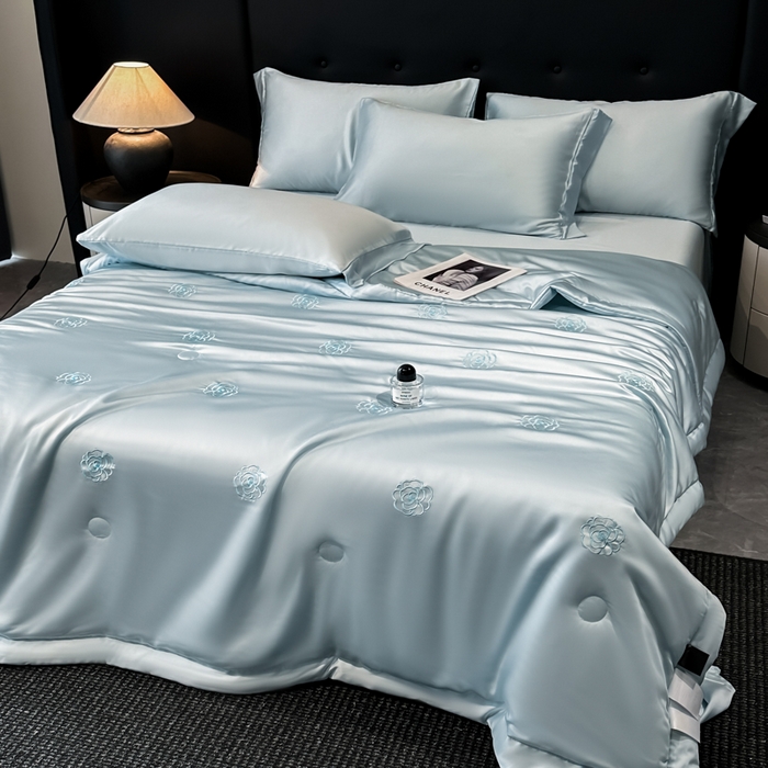 91家纺网 家纺一手货源 找家纺 满羽家纺 2025新款凉感冰丝夏被夏凉被空调被四件套 山茶花-清爽兰