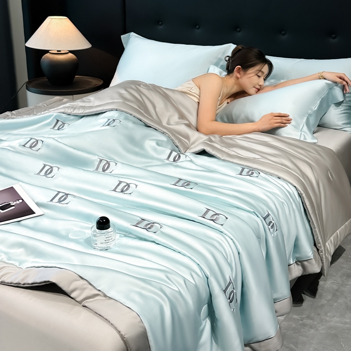 91家纺网 家纺一手货源 找家纺 满羽家纺 2025新款凉感冰丝夏被夏凉被空调被四件套 DC-兰灰