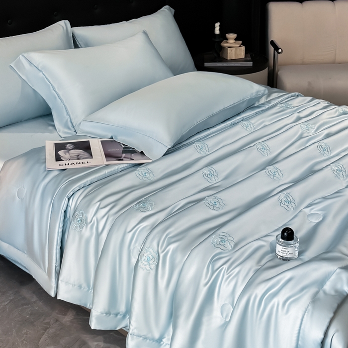 91家纺网 家纺一手货源 找家纺 满羽家纺 2025新款凉感冰丝夏被夏凉被空调被四件套 山茶花-清爽兰