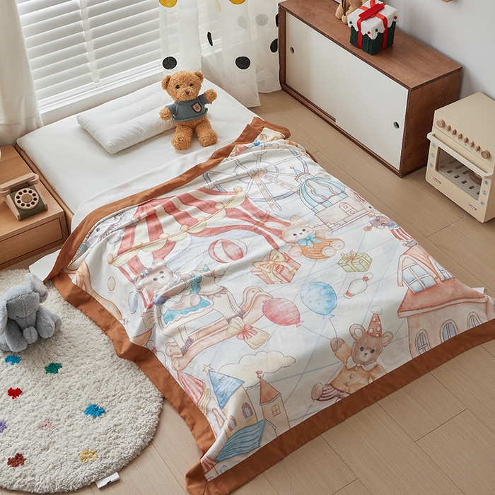 91家纺网 家纺一手货源 找家纺 荷马之梦 2025新款天竹系列—A类原创手绘风大版天竹纤维四层纱儿童盖毯 马戏团