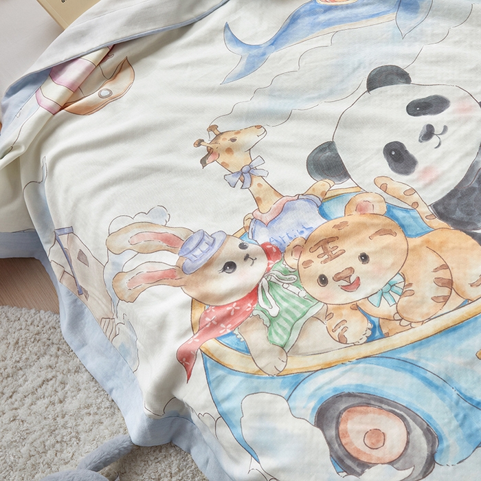91家纺网 家纺一手货源 找家纺 荷马之梦 2025新款天竹系列—A类原创手绘风大版天竹纤维四层纱儿童盖毯 跑跑小熊猫