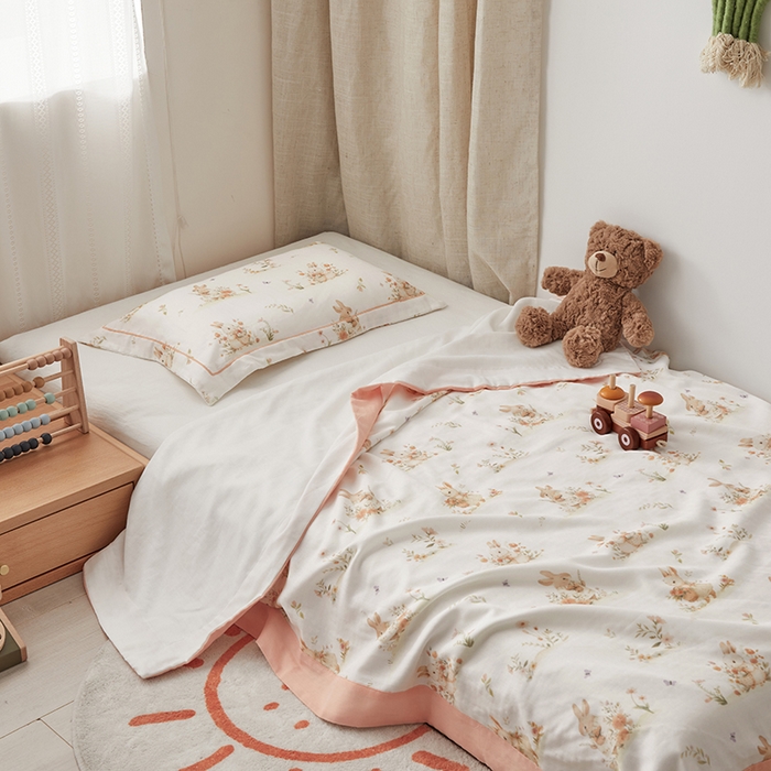 91家纺网 家纺一手货源 找家纺 荷马之梦 2025新款天竹系列—A类原创印花天竹纤维四层纱儿童盖毯 春日郊游