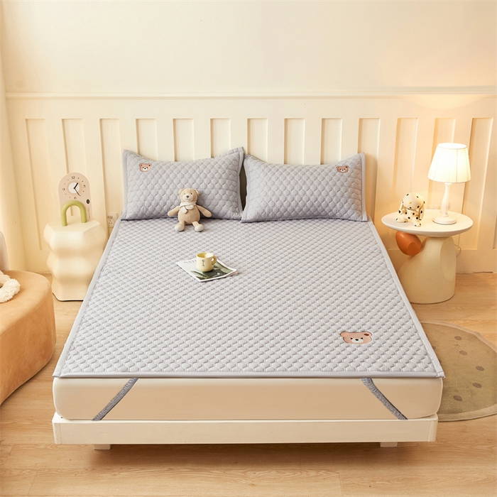 91家纺网 家纺一手货源 找家纺 布卢姆床垫 2025新款A类水洗棉刺绣抗菌床护垫 小熊仔-灰