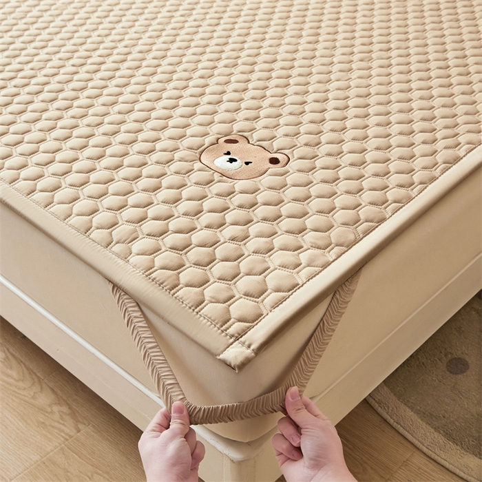 91家纺网 家纺一手货源 找家纺 布卢姆床垫 2025新款A类水洗棉刺绣抗菌床护垫 小熊仔-咖啡