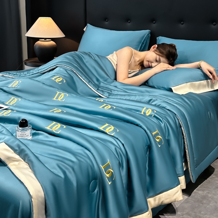 91家纺网 家纺一手货源 找家纺 满羽家纺 2025新款凉感冰丝夏被夏凉被空调被四件套 DC-宾利蓝