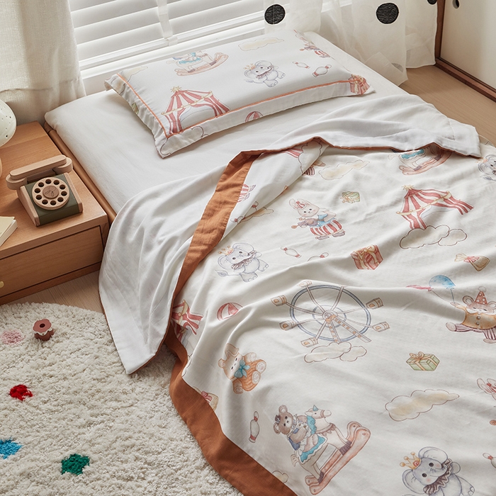 91家纺网 家纺一手货源 找家纺 荷马之梦 2025新款天竹系列—A类原创印花天竹纤维四层纱儿童盖毯 马戏团