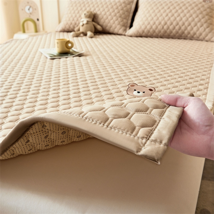 91家纺网 家纺一手货源 找家纺 布卢姆床垫 2025新款A类水洗棉刺绣抗菌床护垫 小熊仔-咖啡