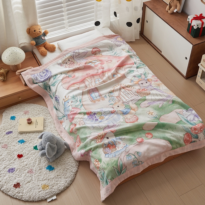 91家纺网 家纺一手货源 找家纺 荷马之梦 2025新款天竹系列—A类原创手绘风大版天竹纤维四层纱儿童盖毯 蘑菇下午茶