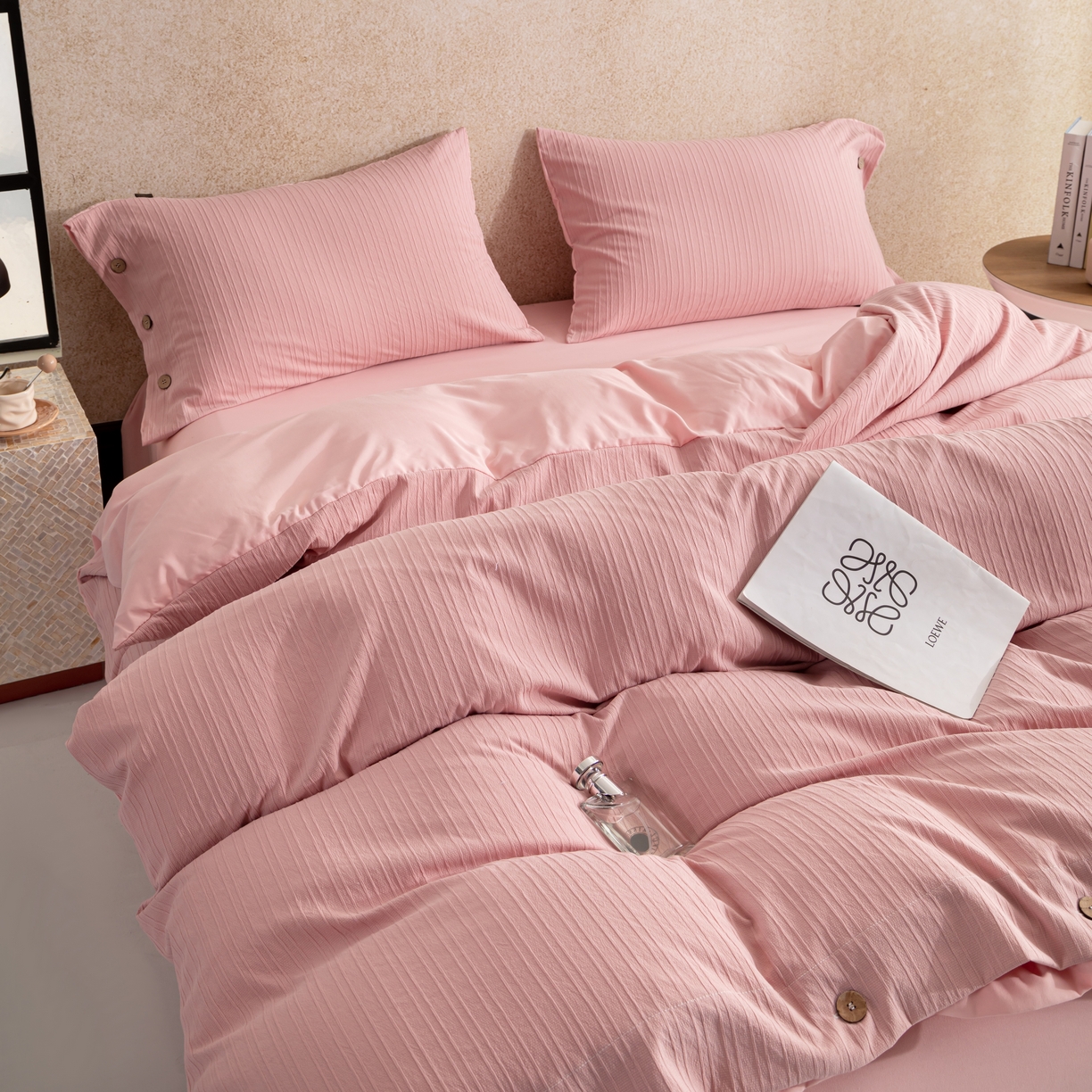 91家纺网 家纺一手货源 找家纺 恋之语 2025新款亲肤舒适提花纽扣款四件套 赛琳娜-粉