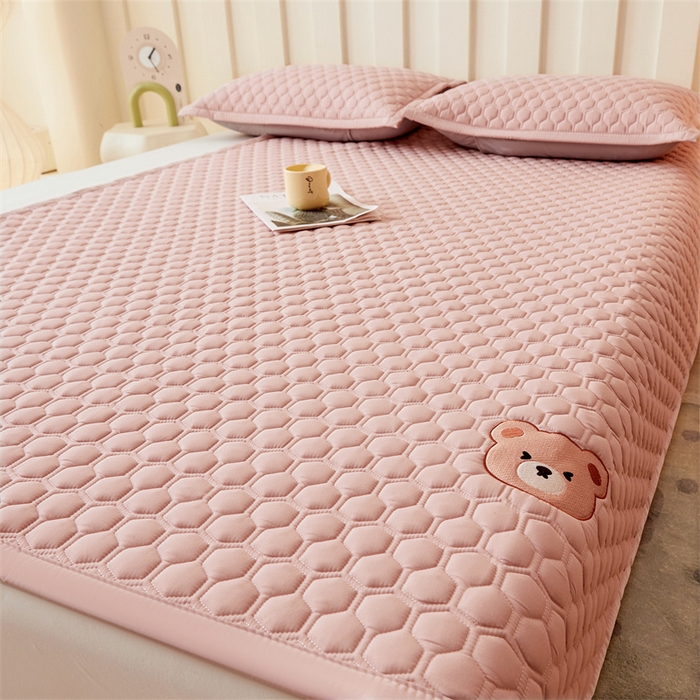 91家纺网 家纺一手货源 找家纺 布卢姆床垫 2025新款A类水洗棉刺绣抗菌床护垫 小熊仔-粉