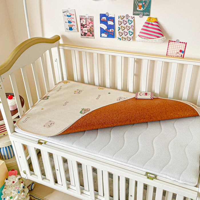 91家纺网 家纺一手货源 找家纺 富馨莱 2025新款幼儿园古藤席冰丝席双面可用儿童凉席双面凉感 奥利小熊