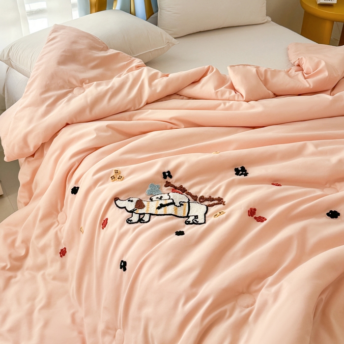 91家纺网 家纺一手货源 找家纺 丹本家纺 2025春夏新款薄被卡通小清新A类水洗棉毛巾绣夏被空调被 好朋友-冰玉