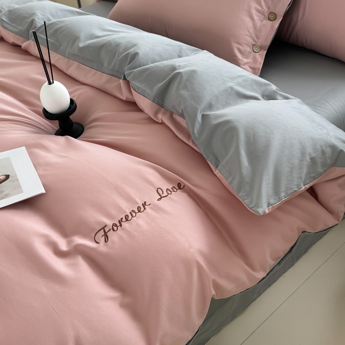 91家纺网 家纺一手货源 找家纺 艾迪尚家纺 2025新款A类纯色双拼长绒棉纯棉刺绣系列单品被套 被套单件（有单品 可定制） 粉灰谧语