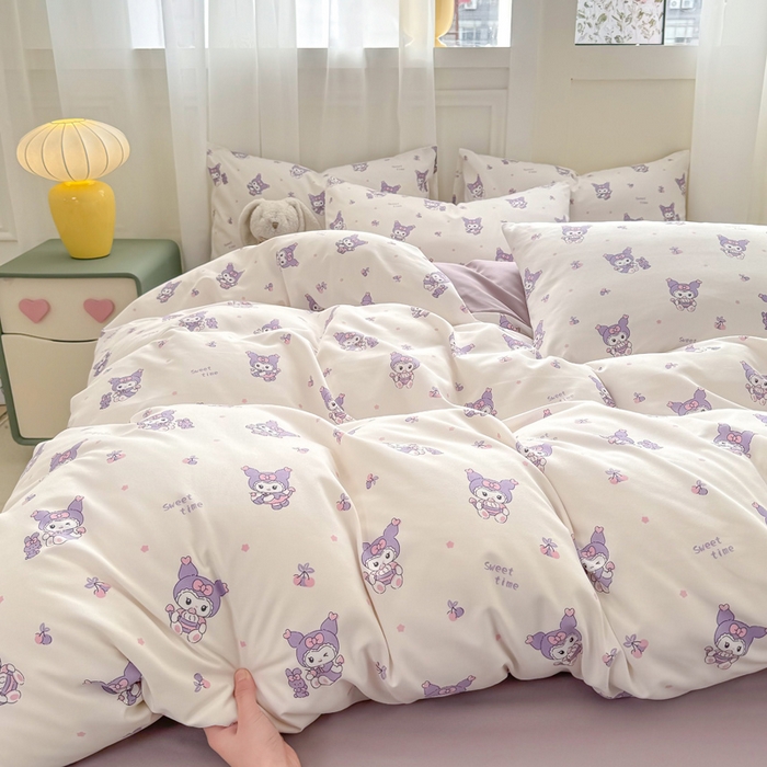 91家纺网 家纺一手货源 找家纺 丝芙妮家居2025新款水洗针织棉双层纱印花四件套 库洛米-白