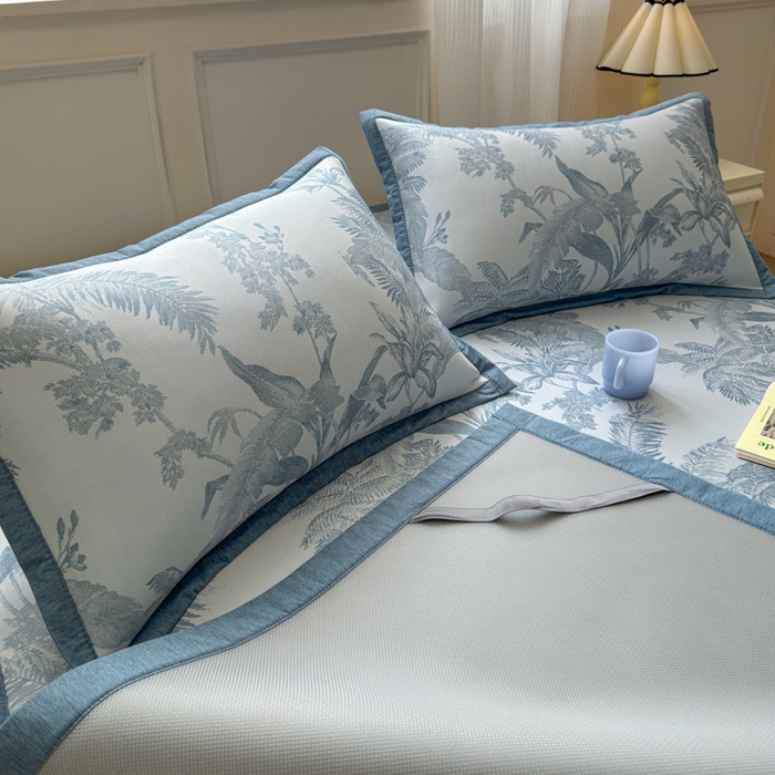 91家纺网 家纺一手货源 找家纺 花漾家居 2025新款A类色织提花PE凉感丝凉席三件套床单床笠款 床单款-芭蕉蓝