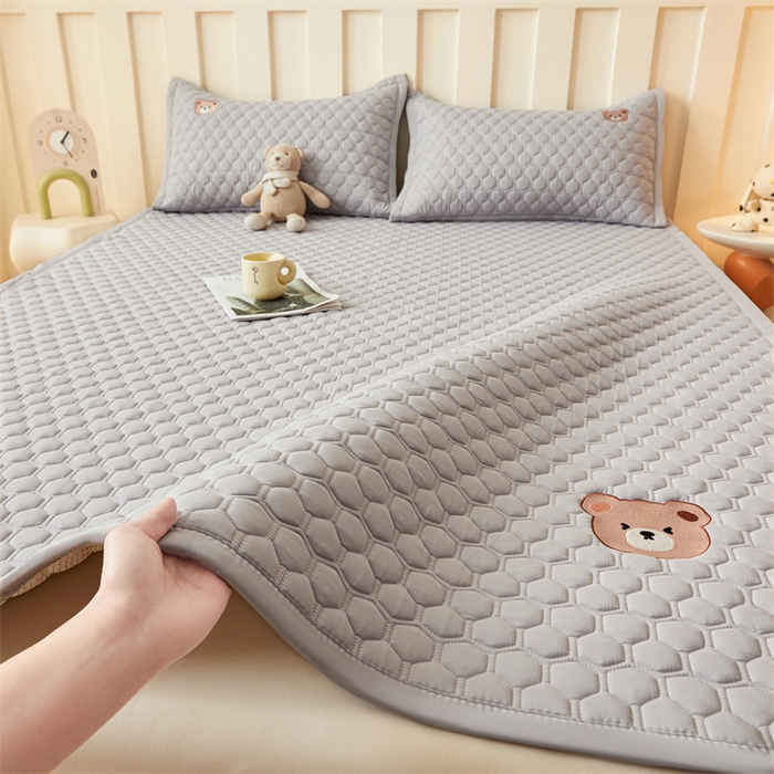 91家纺网 家纺一手货源 找家纺 布卢姆床垫 2025新款A类水洗棉刺绣抗菌床护垫 小熊仔-灰