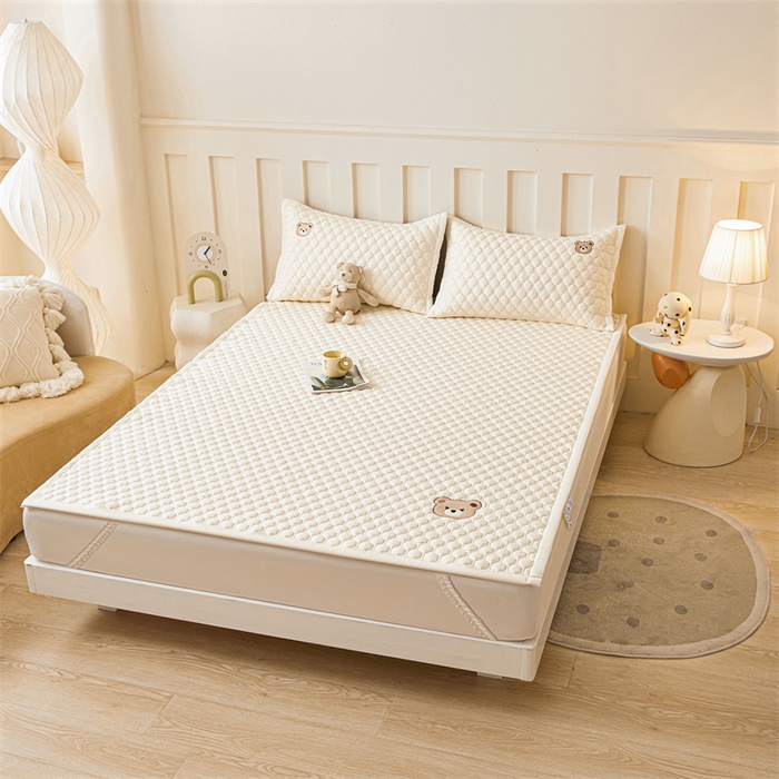 91家纺网 家纺一手货源 找家纺 布卢姆床垫 2025新款A类水洗棉刺绣抗菌床护垫 小熊仔-奶白