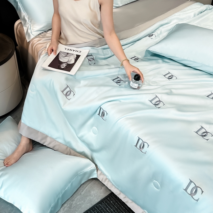 91家纺网 家纺一手货源 找家纺 满羽家纺 2025新款凉感冰丝夏被夏凉被空调被四件套 DC-兰灰