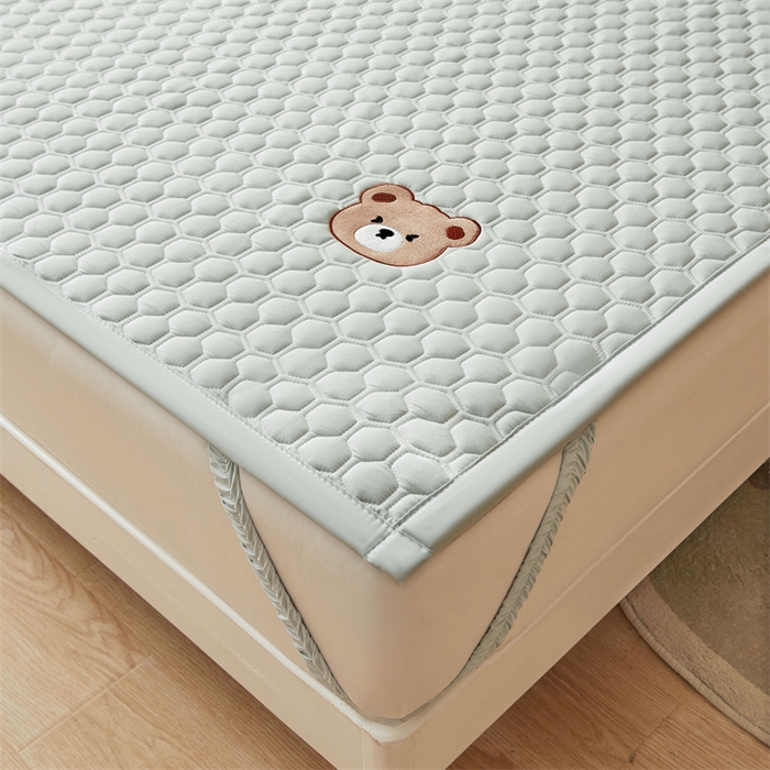 91家纺网 家纺一手货源 找家纺 布卢姆床垫 2025新款A类水洗棉刺绣抗菌床护垫 小熊仔-浅绿