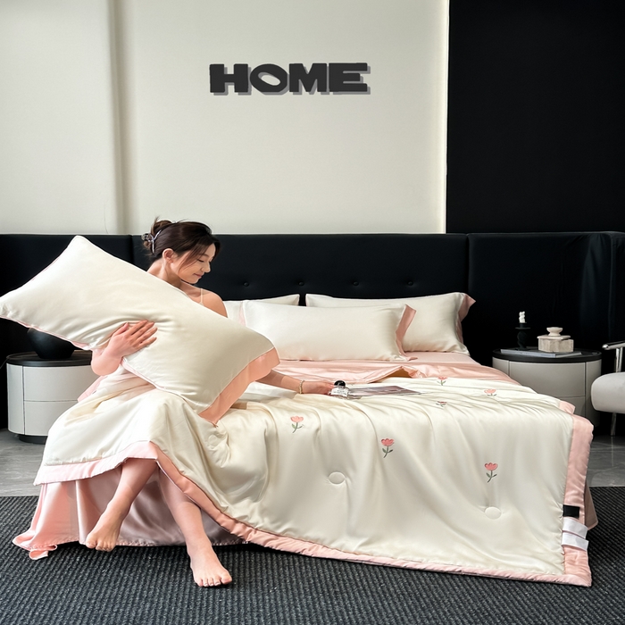 91家纺网 家纺一手货源 找家纺 满羽家纺 2025新款凉感冰丝夏被夏凉被空调被四件套 郁金香-奶白粉