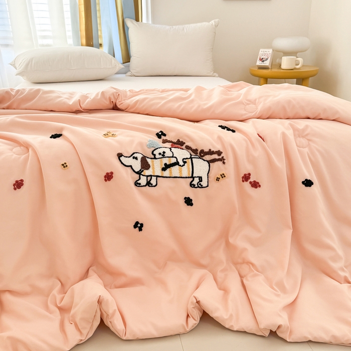 91家纺网 家纺一手货源 找家纺 丹本家纺 2025春夏新款薄被卡通小清新A类水洗棉毛巾绣夏被空调被 好朋友-冰玉