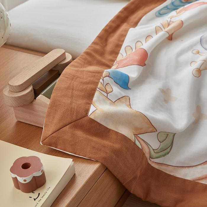 91家纺网 家纺一手货源 找家纺 荷马之梦 2025新款天竹系列—A类原创手绘风大版天竹纤维四层纱儿童盖毯 马戏团