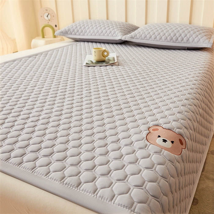 91家纺网 家纺一手货源 找家纺 布卢姆床垫 2025新款A类水洗棉刺绣抗菌床护垫 小熊仔-灰