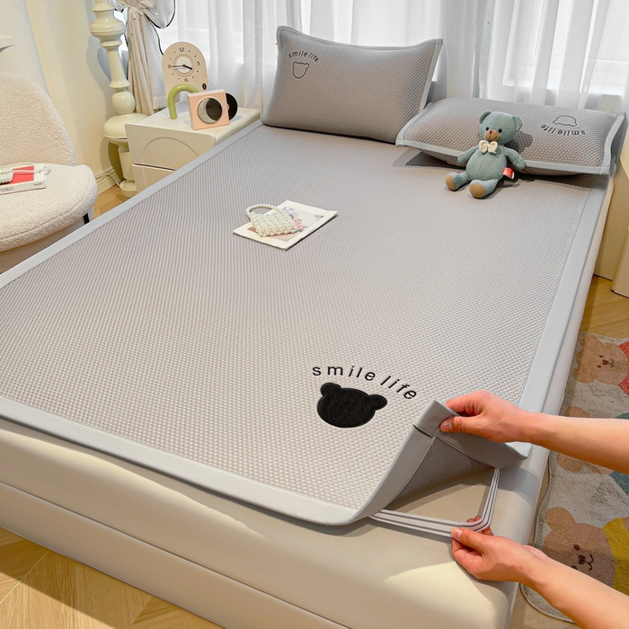 91家纺网 家纺一手货源 找家纺 （总）爱思凯家纺 2025新款冰豆豆贴布绣床笠床席款-八宝熊系列绑带床席款（场景二）