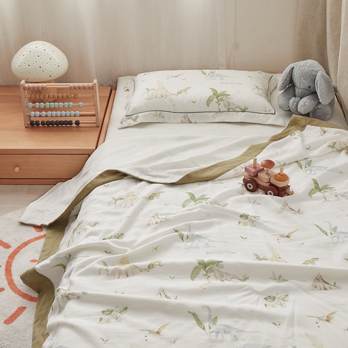 91家纺网 家纺一手货源 找家纺 荷马之梦 2025新款天竹系列—A类原创印花天竹纤维四层纱儿童盖毯 恐龙探险家