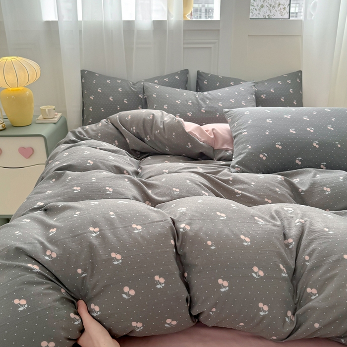 91家纺网 家纺一手货源 找家纺 丝芙妮家居2025新款水洗针织棉双层纱印花四件套 复古樱桃