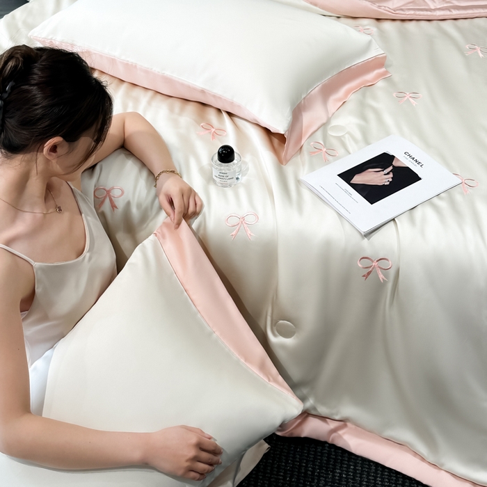 91家纺网 家纺一手货源 找家纺 满羽家纺 2025新款凉感冰丝夏被夏凉被空调被四件套 蝴蝶结-奶白粉