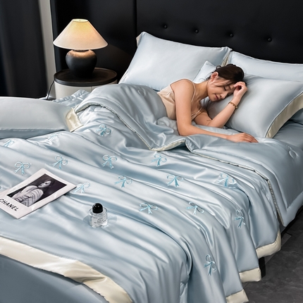91家纺网 家纺一手货源 找家纺 满羽家纺 2025新款凉感冰丝夏被夏凉被空调被四件套 蝴蝶结-清爽兰