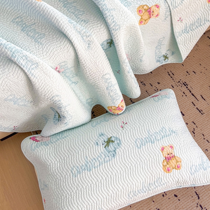 91家纺网 家纺一手货源 找家纺 羽爱家纺 2025全棉13372新疆棉花床盖三件套甜梦小熊