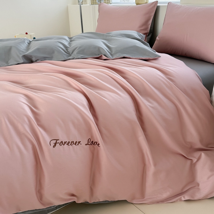 91家纺网 家纺一手货源 找家纺 艾迪尚家纺 2025新款A类纯色双拼长绒棉纯棉刺绣系列单品被套 被套单件（有单品 可定制） 粉灰谧语