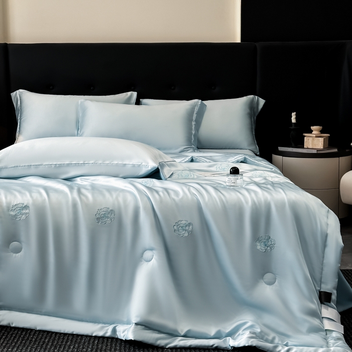 91家纺网 家纺一手货源 找家纺 满羽家纺 2025新款凉感冰丝夏被夏凉被空调被四件套 山茶花-清爽兰