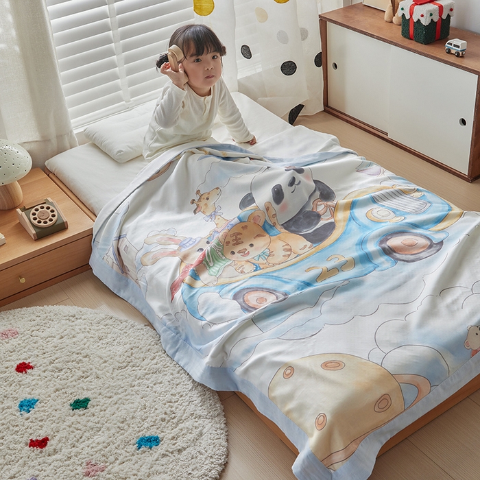 91家纺网 家纺一手货源 找家纺 荷马之梦 2025新款天竹系列—A类原创手绘风大版天竹纤维四层纱儿童盖毯 跑跑小熊猫