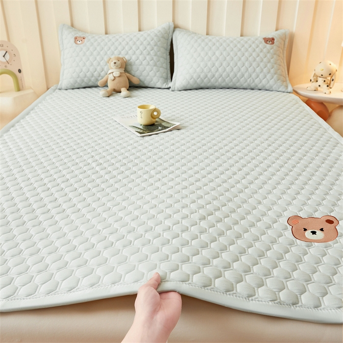 91家纺网 家纺一手货源 找家纺 布卢姆床垫 2025新款A类水洗棉刺绣抗菌床护垫 小熊仔-浅绿