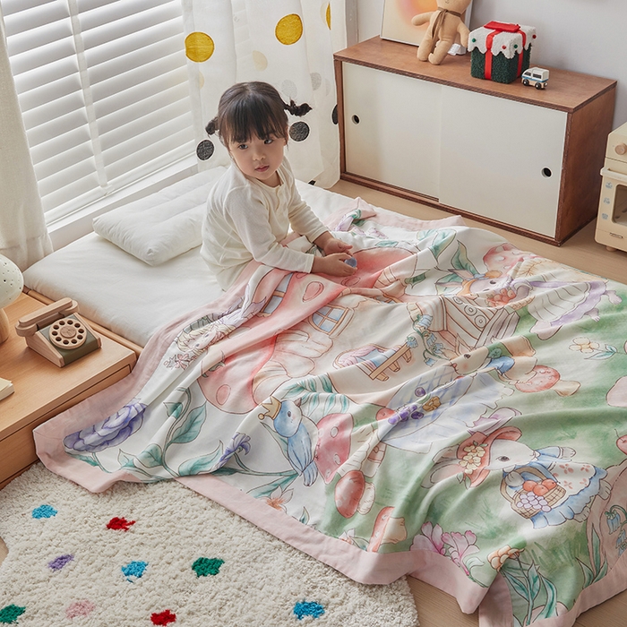 91家纺网 家纺一手货源 找家纺 荷马之梦 2025新款天竹系列—A类原创手绘风大版天竹纤维四层纱儿童盖毯 蘑菇下午茶